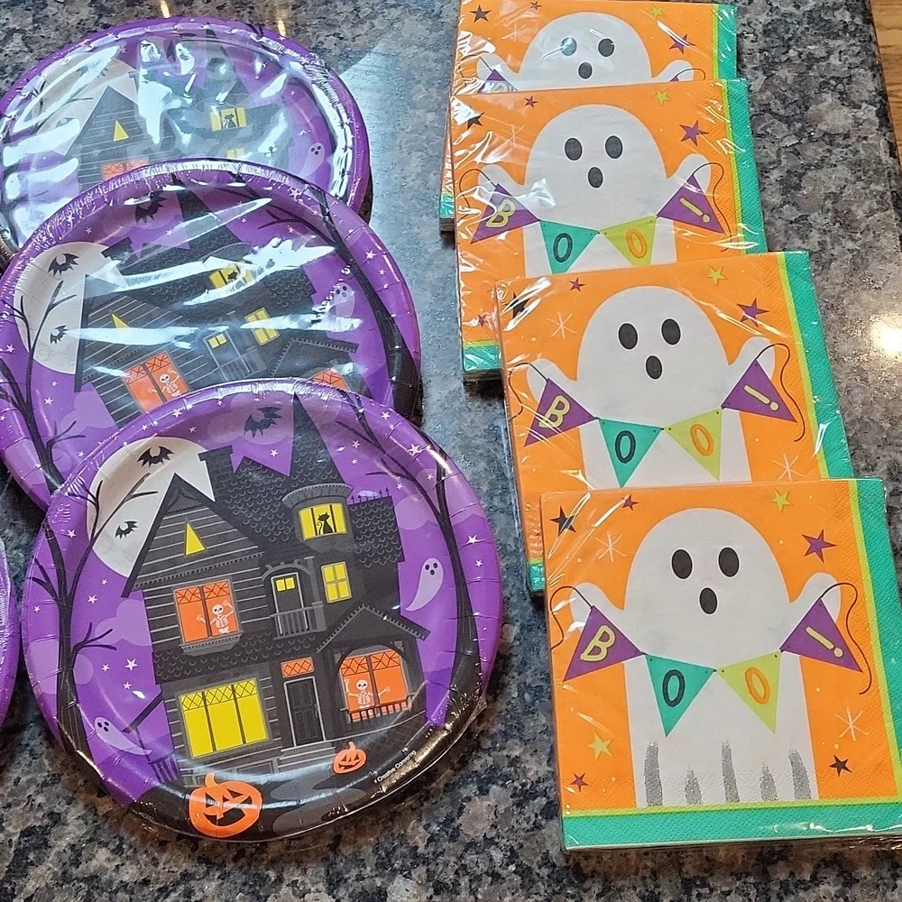 Lot of 14 Halloween plates and naplins new sealed as poctured